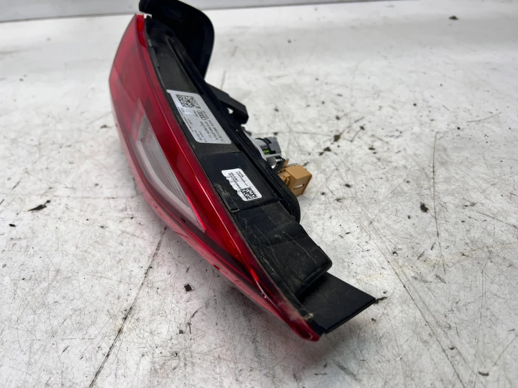 LAMPA LEWY TYŁ W KLAPĘ AUDI A3 8Y 8Y0945075A