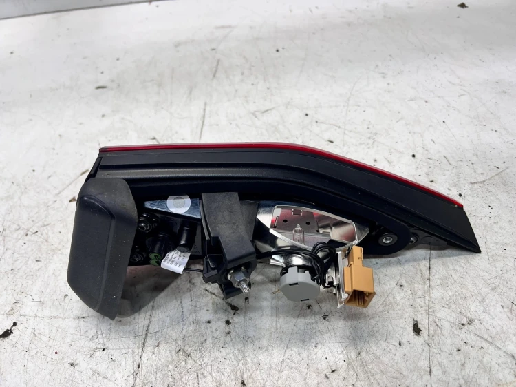 LAMPA LEWY TYŁ W KLAPĘ AUDI A3 8Y 8Y0945075A