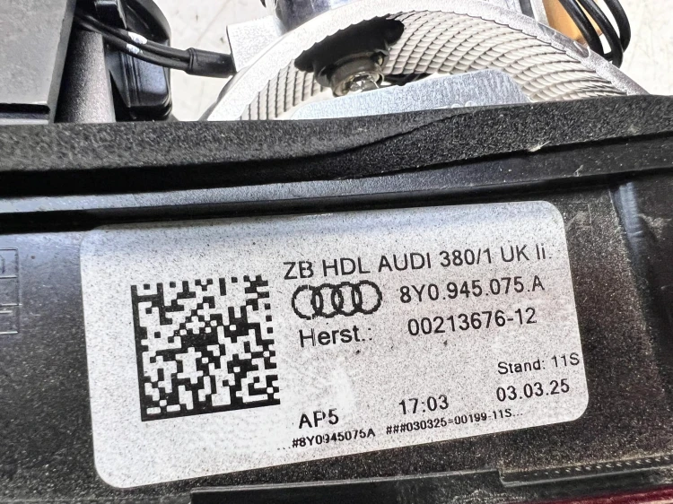 LAMPA LEWY TYŁ W KLAPĘ AUDI A3 8Y 8Y0945075A