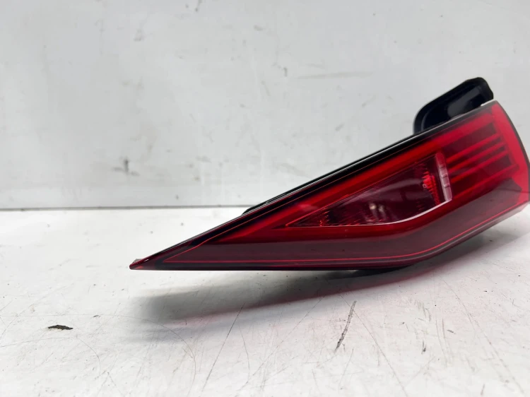 LAMPA PRAWY TYŁ W KLAPĘ AUDI A3 8Y 8Y0945076A