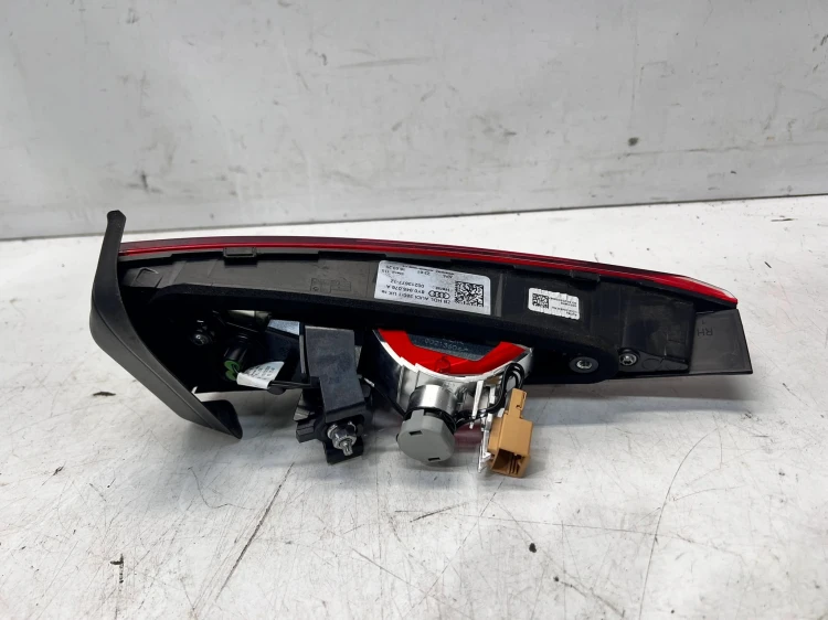 LAMPA PRAWY TYŁ W KLAPĘ AUDI A3 8Y 8Y0945076A