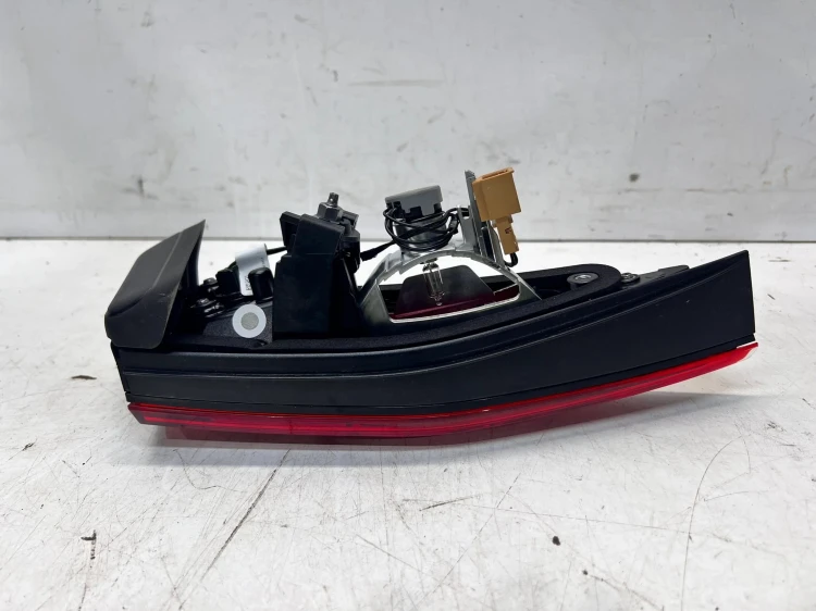 LAMPA PRAWY TYŁ W KLAPĘ AUDI A3 8Y 8Y0945076A
