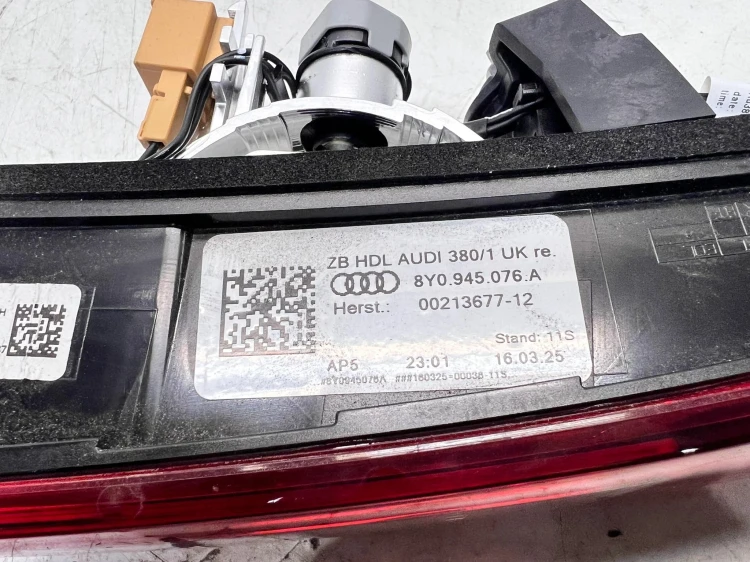 LAMPA PRAWY TYŁ W KLAPĘ AUDI A3 8Y 8Y0945076A