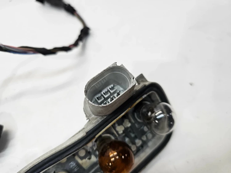 WKŁAD LAMPY PRAWY TYŁ AUDI A4 B6 KOMBI AVANT 8E9945258 ORYGINAŁ