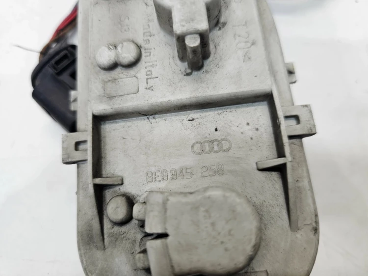WKŁAD LAMPY PRAWY TYŁ AUDI A4 B6 KOMBI AVANT 8E9945258 ORYGINAŁ