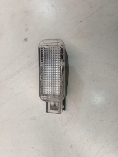 LAMPKA OŚWIETLENIE KABINY AUDI A3 A4 A5 4E0947105A