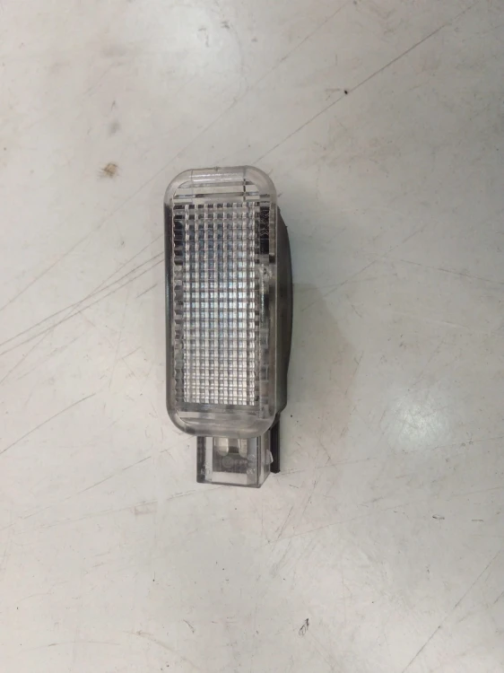 LAMPKA OŚWIETLENIE KABINY AUDI A3 A4 A5 4E0947105A