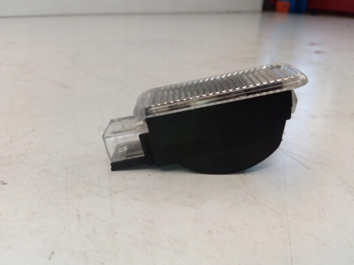 LAMPKA OŚWIETLENIE KABINY AUDI A3 A4 A5 4E0947105A
