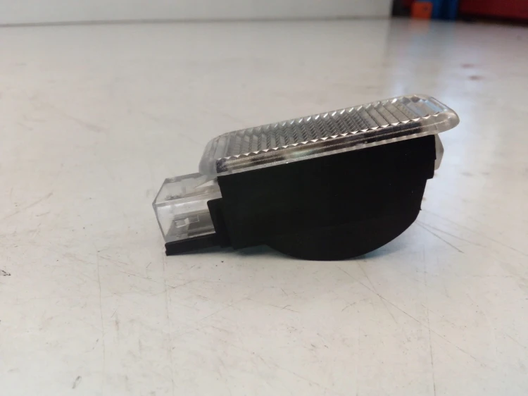 LAMPKA OŚWIETLENIE KABINY AUDI A3 A4 A5 4E0947105A