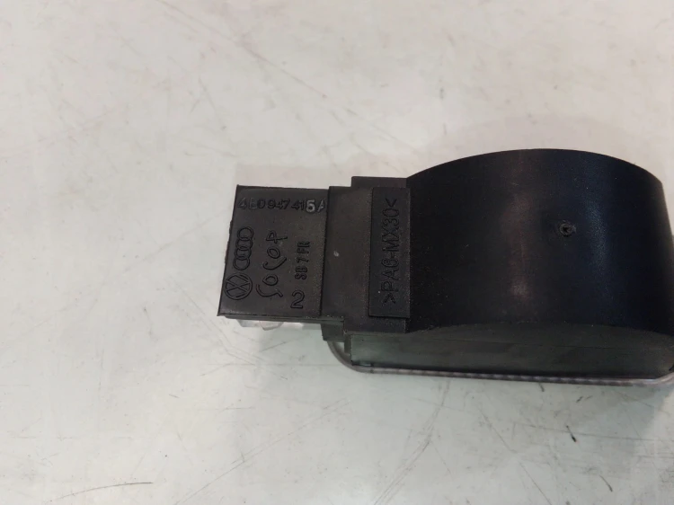 LAMPKA OŚWIETLENIE KABINY AUDI A3 A4 A5 4E0947105A