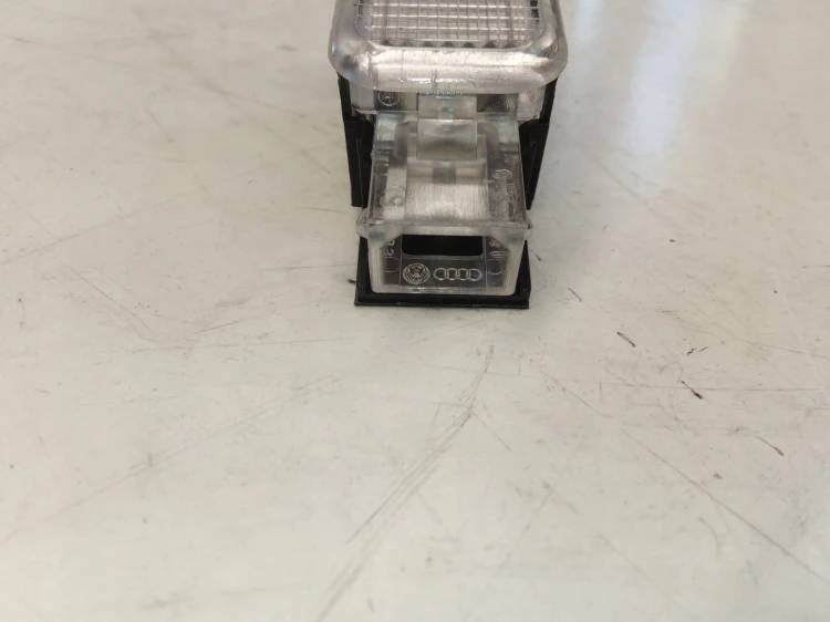 LAMPKA OŚWIETLENIE KABINY AUDI A3 A4 A5 4E0947105A