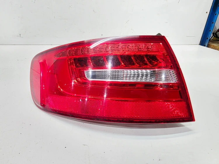 LAMPA LEWY TYŁ LED W BŁOTNIK AUDI A4 B8 LIFT AVANT 8K9945095D