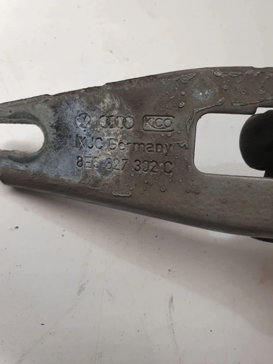 ZAWIAS KLAPY TYŁ PRAWY AUDI A4 B7 8E5827302C LY7H