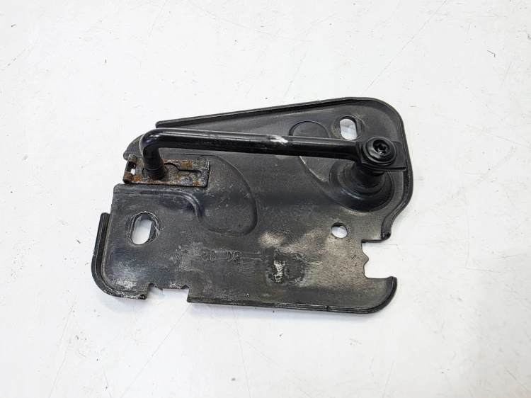 ZAMEK MASKI RYGIEL LEWY AUDI A3 8V 8V0823185B