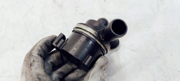 DODATKOWA POMPA WODY AUDI VW 03L965561A 2,0 TDI