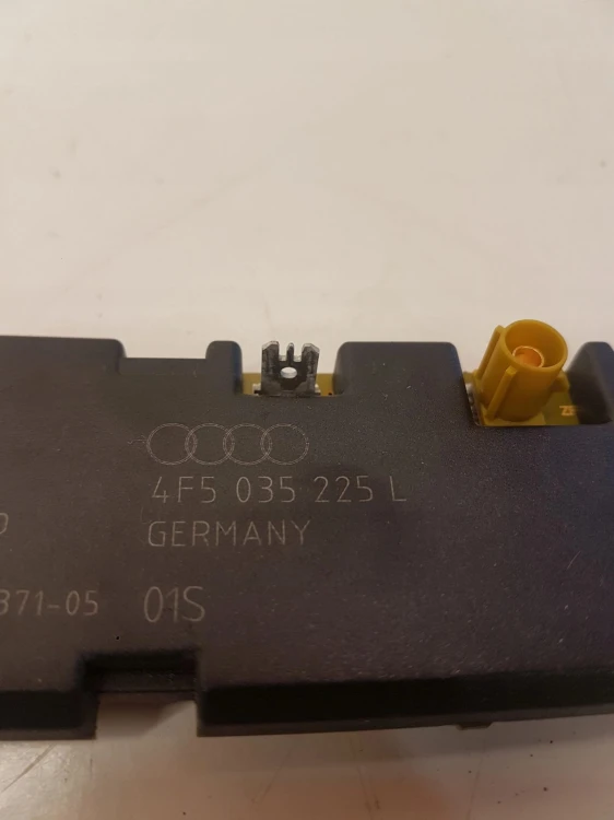 WZMACNIACZ ANTENOWY AUDI A3 A4 A6 4F5035225L