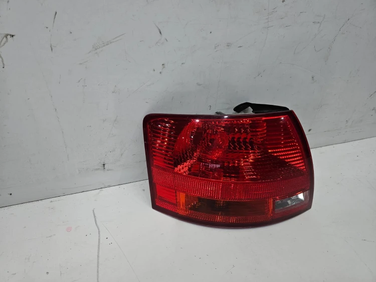 LAMPA LEWY TYŁ W BŁOTNIK AUDI A4 B7 KOMBI AVANT 8E9945095E ORYGINAŁ
