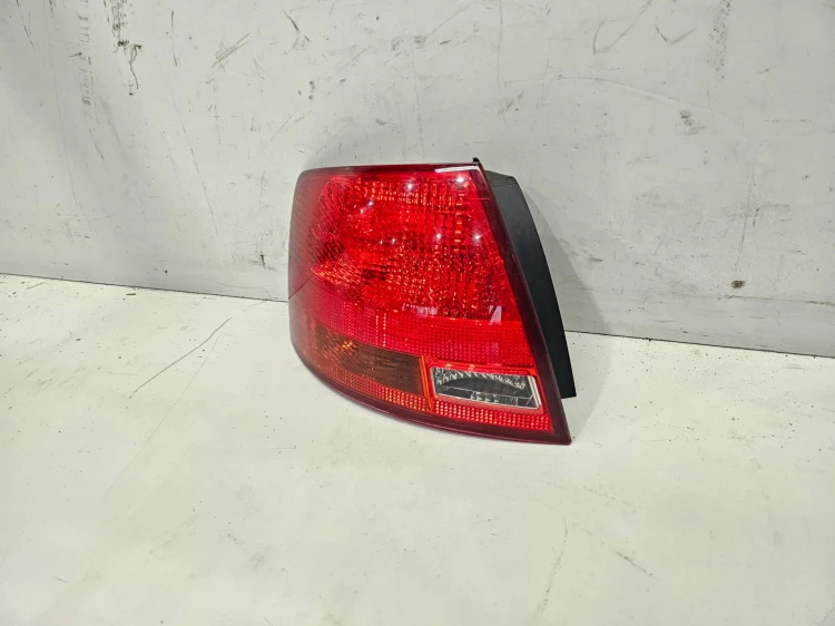 LAMPA LEWY TYŁ W BŁOTNIK AUDI A4 B7 KOMBI AVANT 8E9945095E ORYGINAŁ