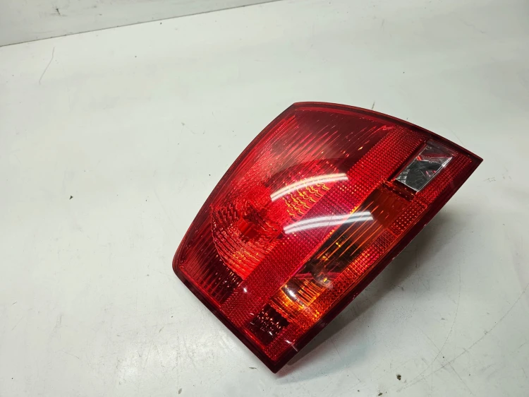 LAMPA LEWY TYŁ W BŁOTNIK AUDI A4 B7 KOMBI AVANT 8E9945095E ORYGINAŁ
