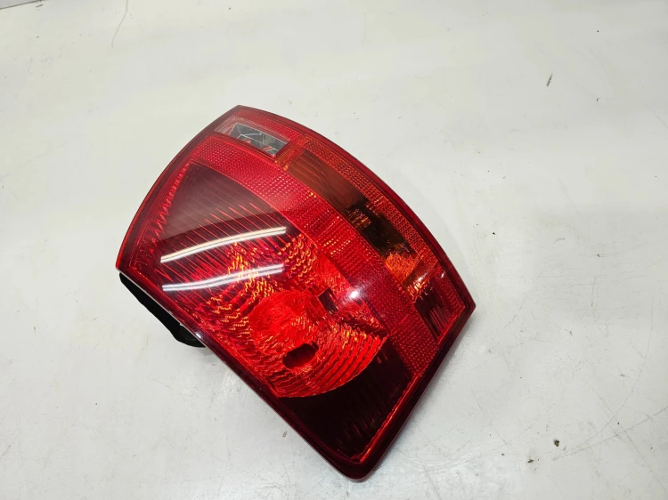 LAMPA LEWY TYŁ W BŁOTNIK AUDI A4 B7 KOMBI AVANT 8E9945095E ORYGINAŁ