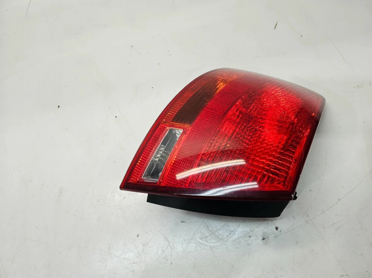 LAMPA LEWY TYŁ W BŁOTNIK AUDI A4 B7 KOMBI AVANT 8E9945095E ORYGINAŁ