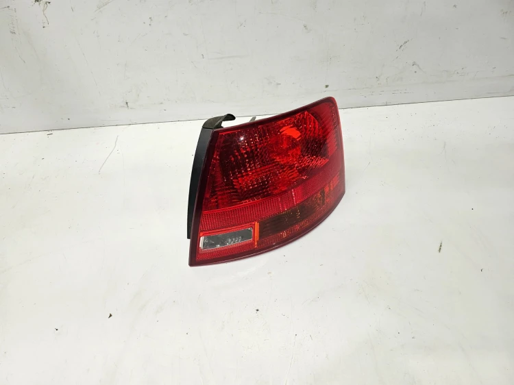 LAMPA PRAWY TYŁ W BŁOTNIK AUDI A4 B7 KOMBI AVANT 8E9945096E ORYGINAŁ