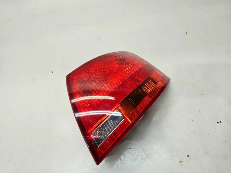 LAMPA PRAWY TYŁ W BŁOTNIK AUDI A4 B7 KOMBI AVANT 8E9945096E ORYGINAŁ