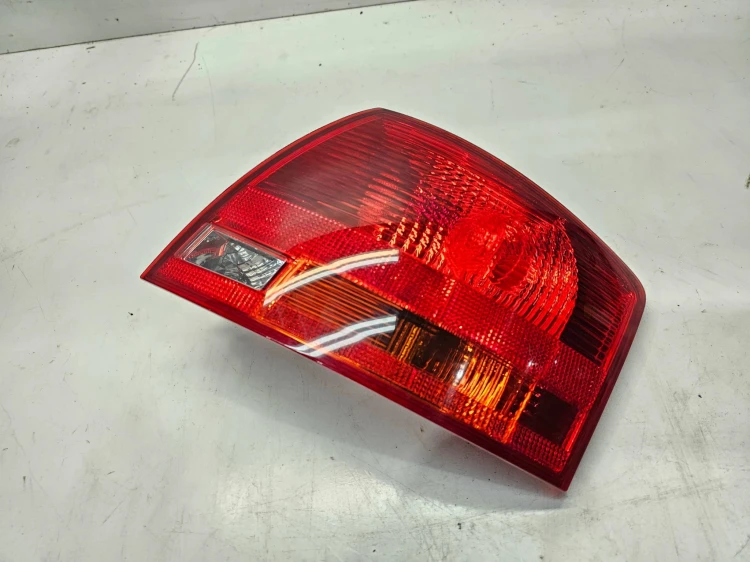 LAMPA PRAWY TYŁ W BŁOTNIK AUDI A4 B7 KOMBI AVANT 8E9945096E ORYGINAŁ