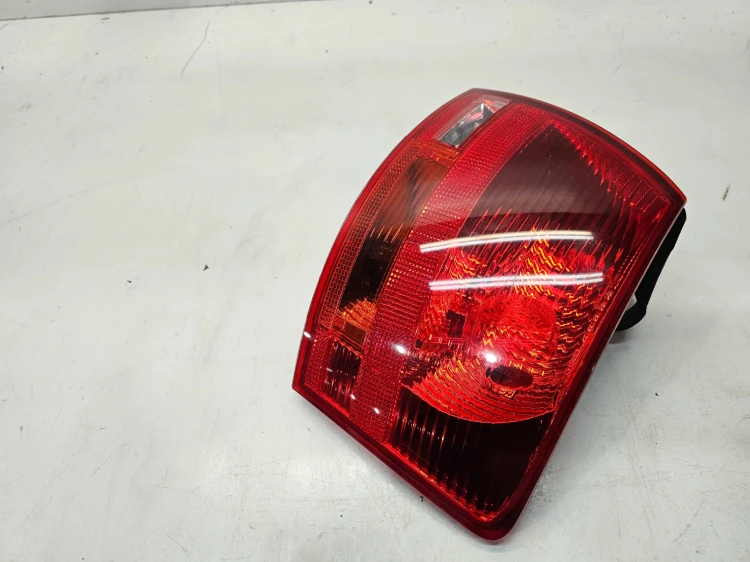 LAMPA PRAWY TYŁ W BŁOTNIK AUDI A4 B7 KOMBI AVANT 8E9945096E ORYGINAŁ