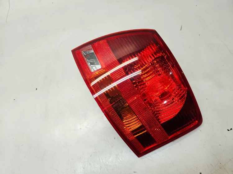 LAMPA PRAWY TYŁ W BŁOTNIK AUDI A4 B7 KOMBI AVANT 8E9945096E ORYGINAŁ