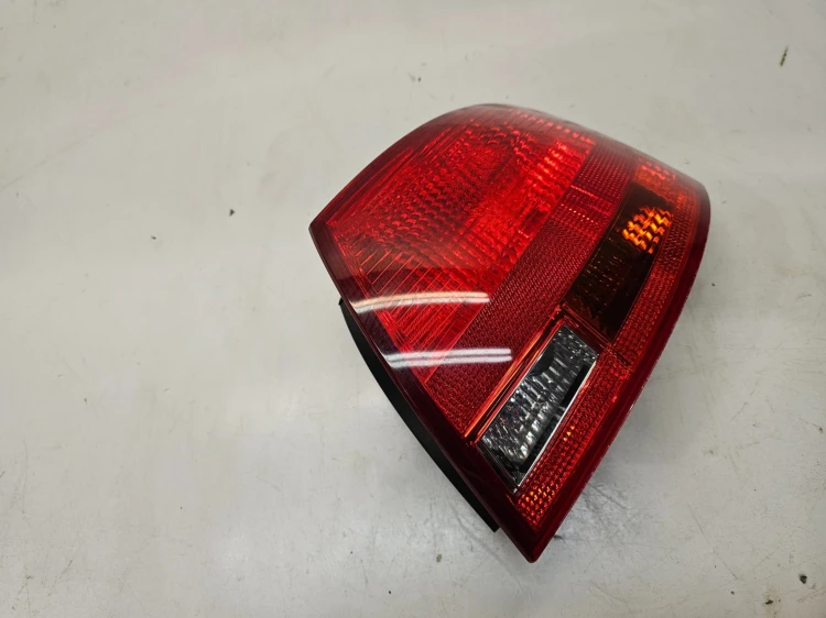 LAMPA PRAWY TYŁ W BŁOTNIK AUDI A4 B7 KOMBI AVANT 8E9945096E ORYGINAŁ