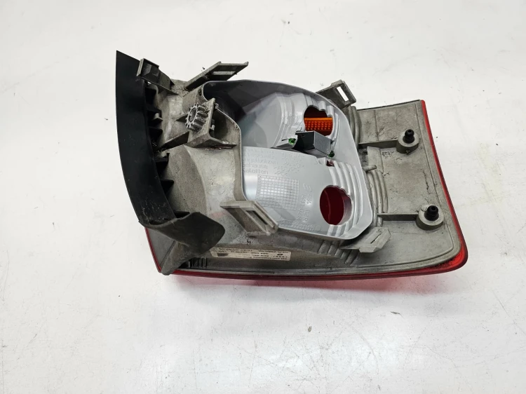 LAMPA PRAWY TYŁ W BŁOTNIK AUDI A4 B7 KOMBI AVANT 8E9945096E ORYGINAŁ