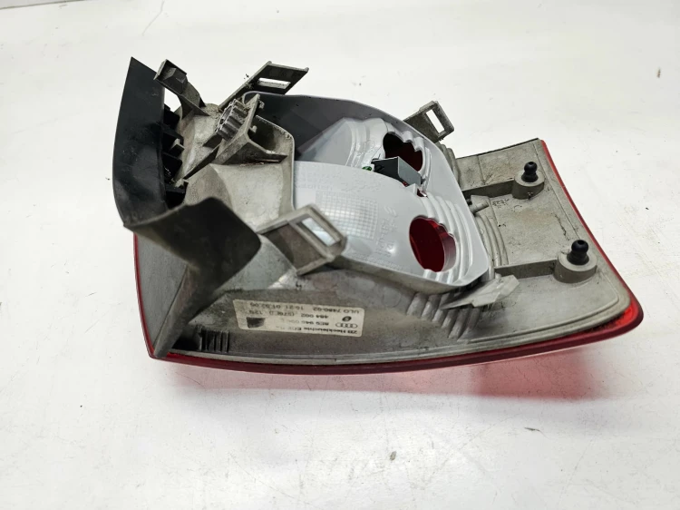 LAMPA PRAWY TYŁ W BŁOTNIK AUDI A4 B7 KOMBI AVANT 8E9945096E ORYGINAŁ