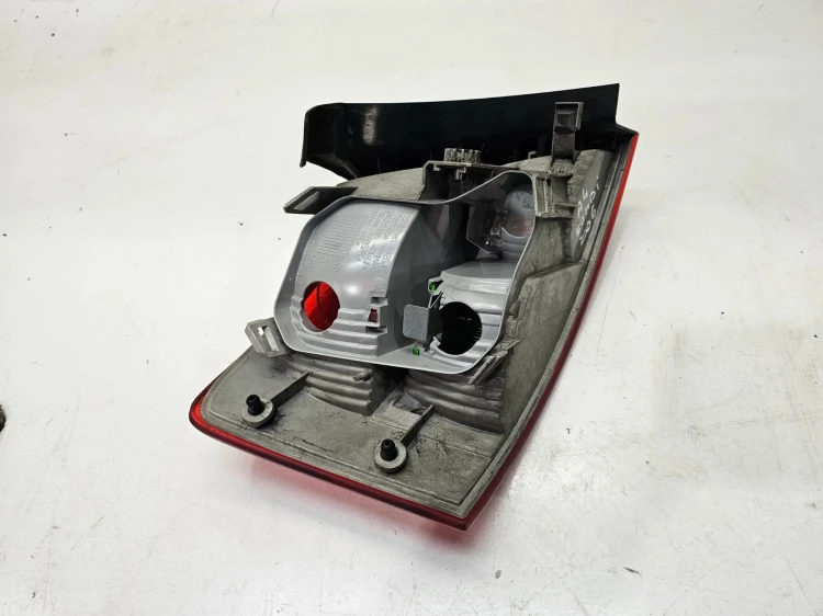 LAMPA PRAWY TYŁ W BŁOTNIK AUDI A4 B7 KOMBI AVANT 8E9945096E ORYGINAŁ