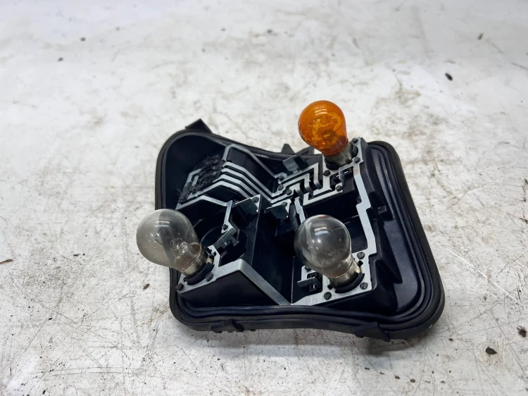 WKŁAD LAMPY LEWY TYŁ W BŁOTNIK AUDI A3 8P 8P4945257D