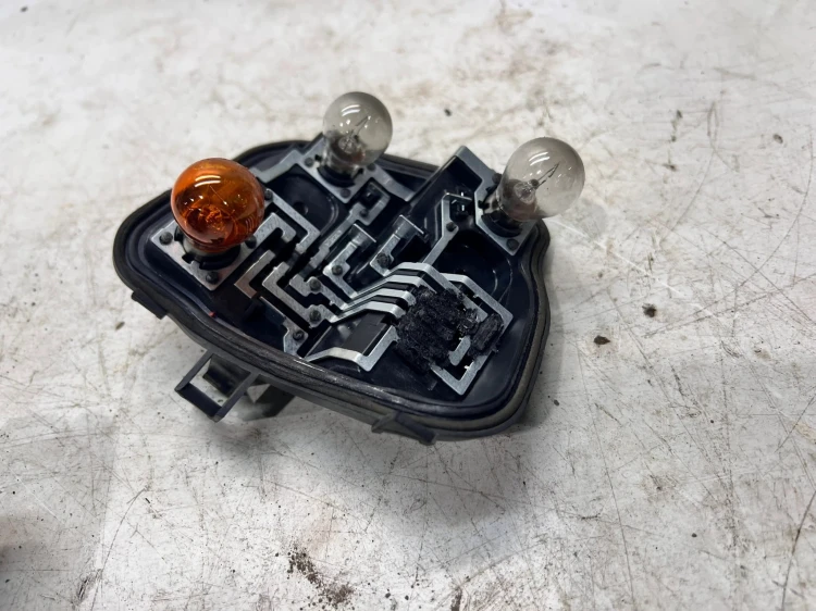 WKŁAD LAMPY LEWY TYŁ W BŁOTNIK AUDI A3 8P 8P4945257D