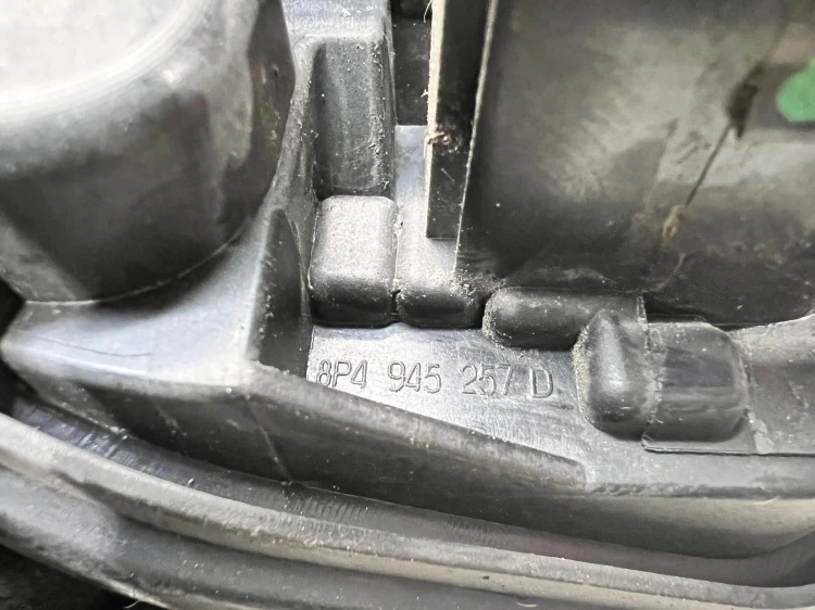 WKŁAD LAMPY LEWY TYŁ W BŁOTNIK AUDI A3 8P 8P4945257D