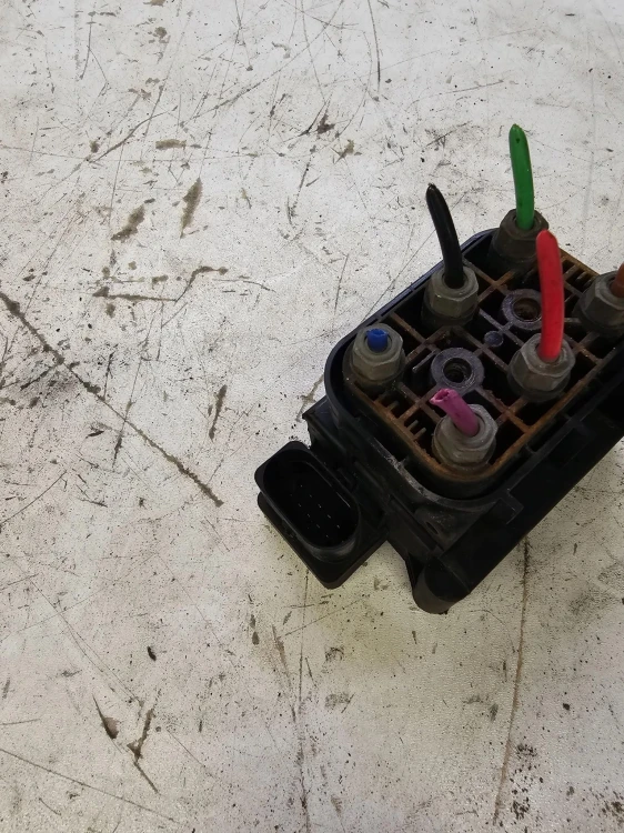 ROZDZIELACZ PNEUMATYKI AUDI A6 C6 4F0616013
