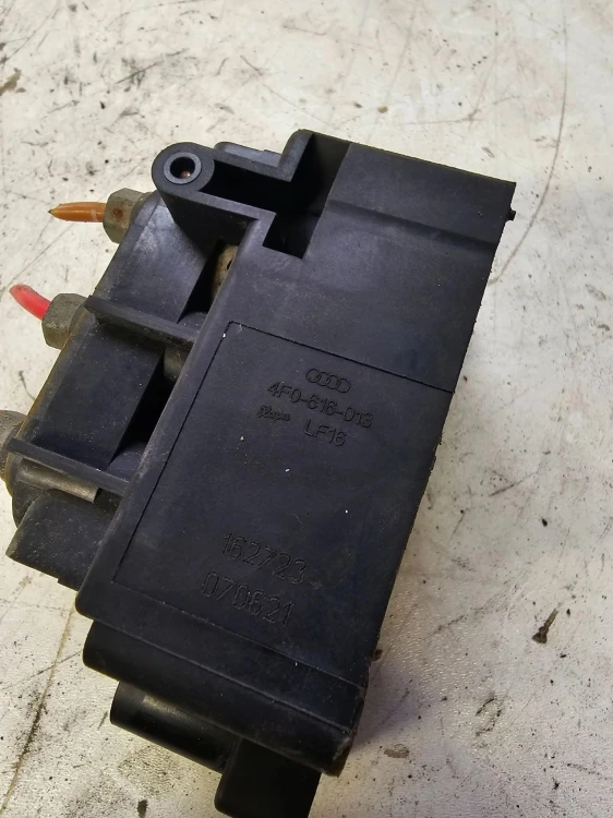 ROZDZIELACZ PNEUMATYKI AUDI A6 C6 4F0616013