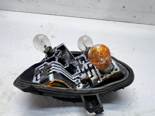 WKŁAD LAMPY PRAWY TYŁ W BŁOTNIK AUDI A3 8P 8P4945258D 5-DRZWI