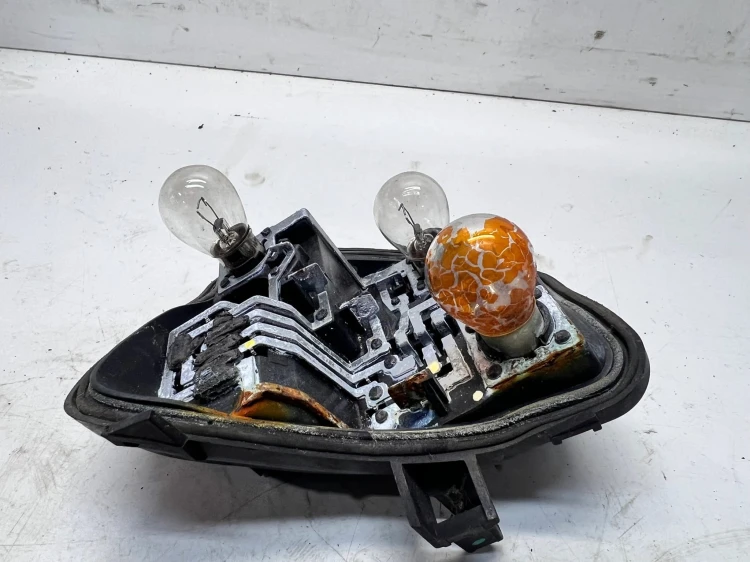 WKŁAD LAMPY PRAWY TYŁ W BŁOTNIK AUDI A3 8P 8P4945258D 5-DRZWI