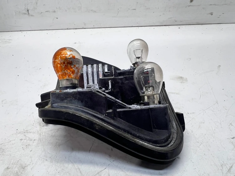 WKŁAD LAMPY PRAWY TYŁ W BŁOTNIK AUDI A3 8P 8P4945258D 5-DRZWI