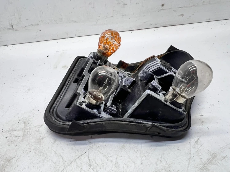 WKŁAD LAMPY PRAWY TYŁ W BŁOTNIK AUDI A3 8P 8P4945258D 5-DRZWI