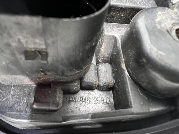 WKŁAD LAMPY PRAWY TYŁ W BŁOTNIK AUDI A3 8P 8P4945258D 5-DRZWI