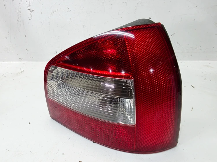 LAMPA PRAWY TYŁ AUDI A3 8L 8L0945096B