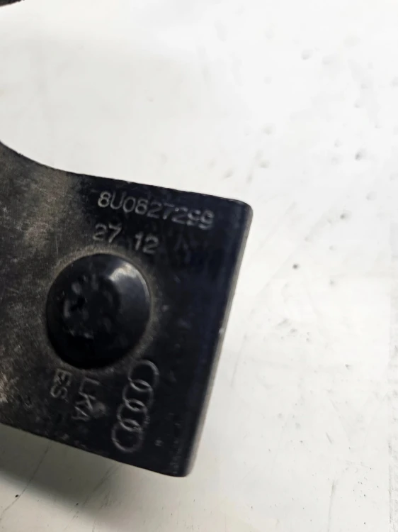 ZAWIAS KLAPY TYŁ LEWY AUDI Q3 8U 8U0827299
