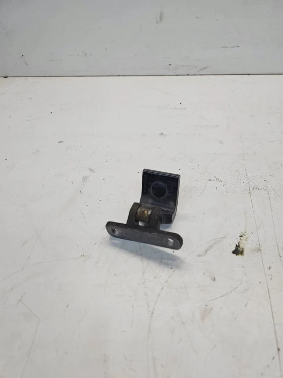 ZAWIAS KLAPY TYŁ LEWY AUDI Q3 8U 8U0827299
