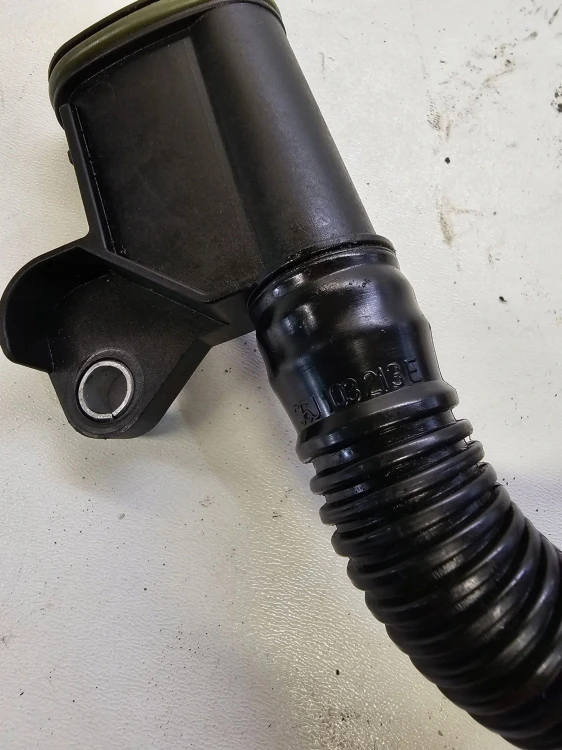 PRZEWÓD ODPOWIETRZAJĄCY AUDI A4 A5 06J103213E