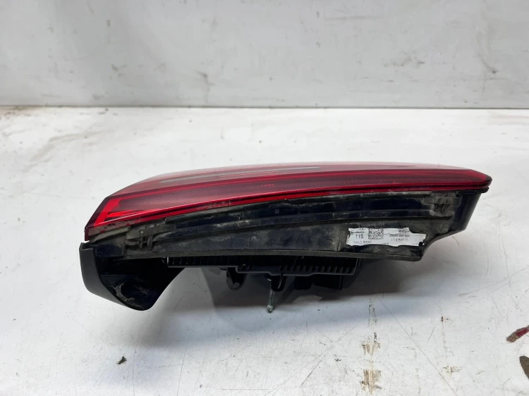 LAMPA PRAWY TYŁ W KLAPĘ LED AUDI A6 C7 SEDAN 4G5945094D 1/26 USA