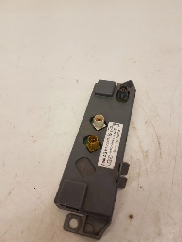 WZMACNIACZ ANTENOWY AUDI A4 B8 A5 8K5035225J